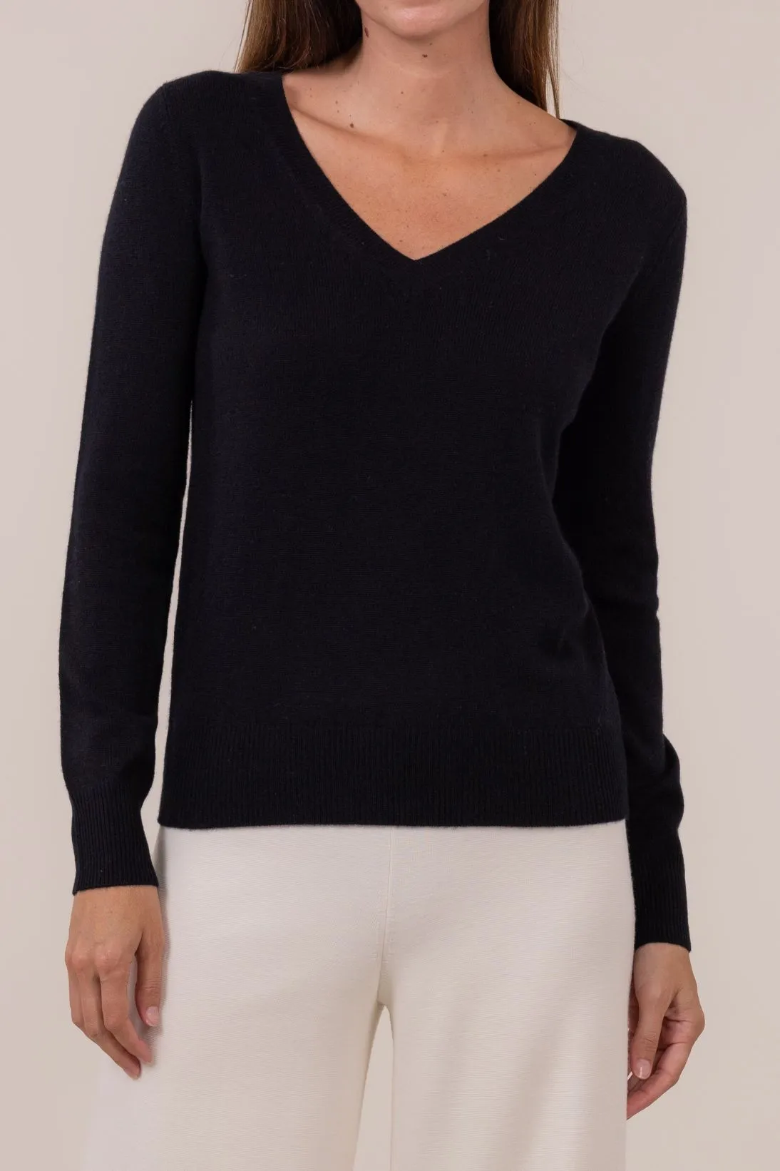 CLASSIC CASHMERE V-NECK